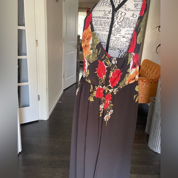 ❗️PRICE DROP❗️XL Black with flowers maxi halter style dress - Picture 5 of 10